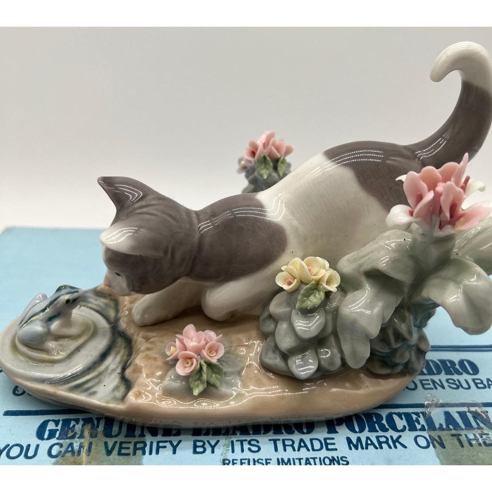 Lladro Kitty Confrontation Porcelain playful cat and frog #1442 with box ,1983